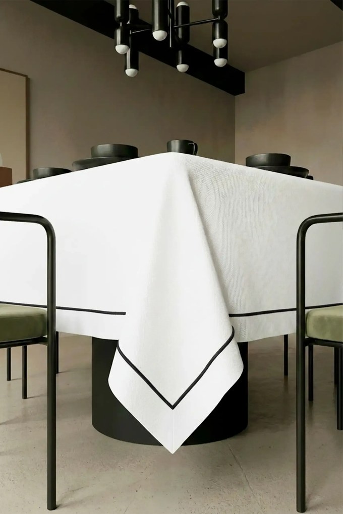 Obrus QUEEN biely s čiernou Rozmer: 140x280 cm