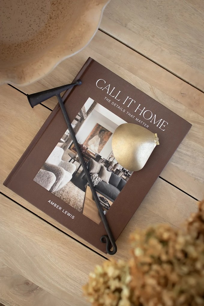 Ferm Living Mosadzný svietnik na čajovú sviečku Clam