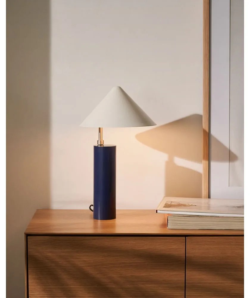 Tmavomodrá stolová lampa s kovovým tienidlom (výška 42 cm) Shiva – Kave Home