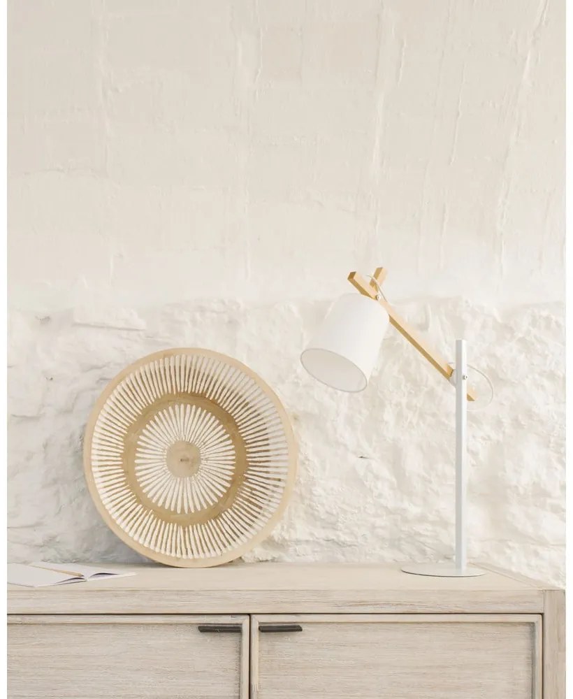 Biela stolová lampa z masívu akácie s textilným tienidlom (výška 65 cm) Kosta – Kave Home