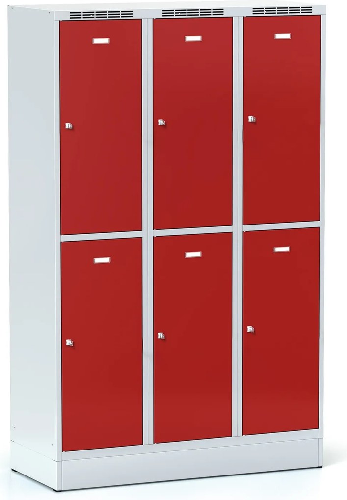 Šatníková skrinka S6 na sokli s úložnými boxami, 6 boxov, 1920 x 1200 x 500 mm, otočný zámok, červené dvere