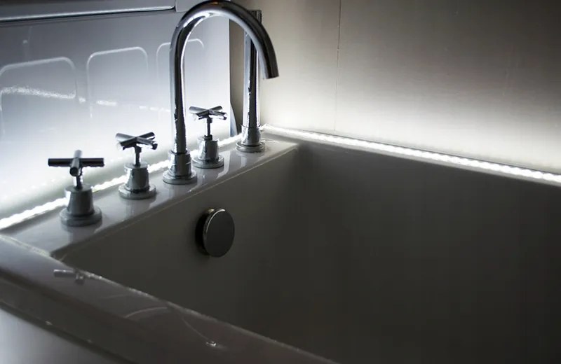 LED pásik 2835 300 IP20 5m - studena biela