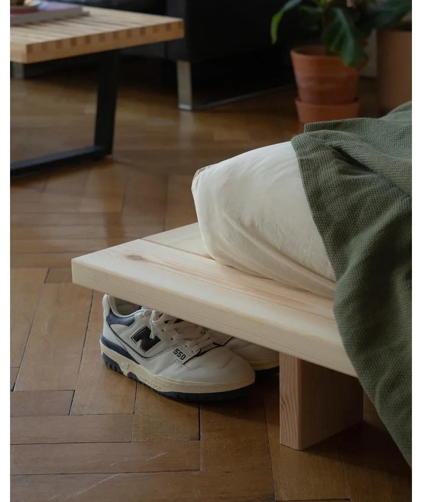 Jednolôžková posteľ z borovicového dreva s roštom v prírodnej farbe 90x200 cm Japan – Karup Design