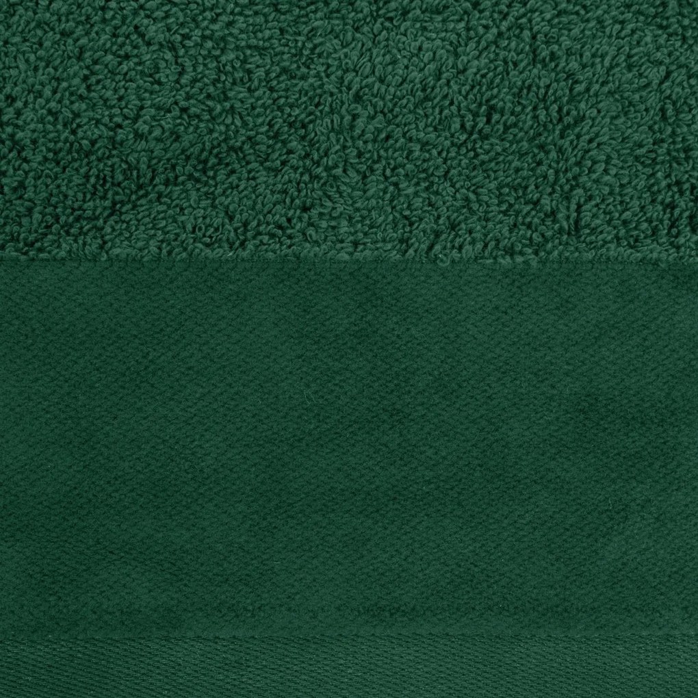 Hladký uterák JULITA v zelenej farbe s jemným detailom na okraji