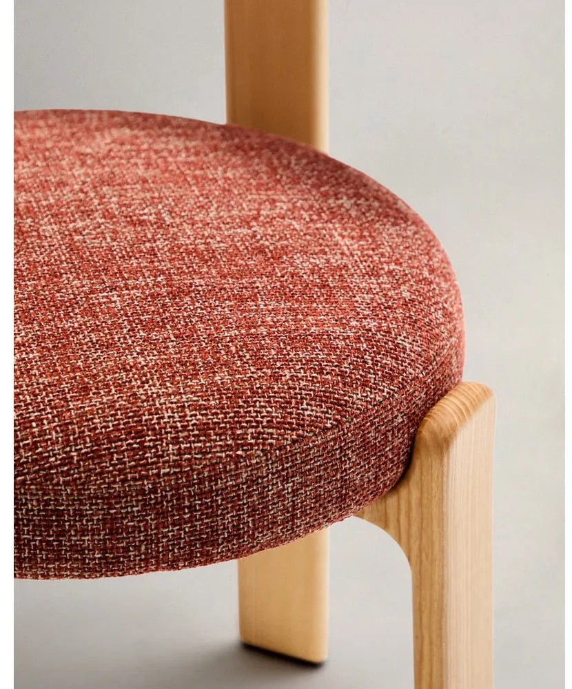 Jedálenská stolička z jaseňového dreva v prírodnej farbe/v terakotovej farbe Granite – Kave Home