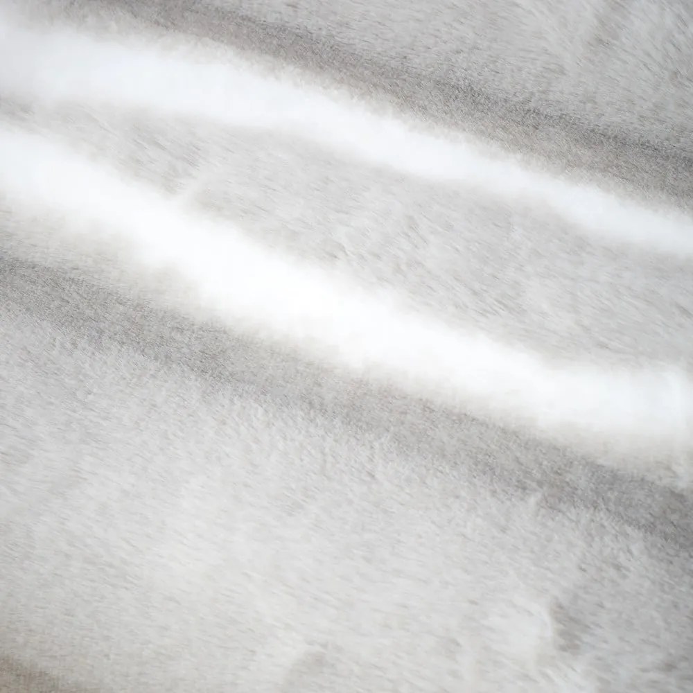 Svetlosivá deka z umelej kožušiny 130x170 cm Flint – Catherine Lansfield