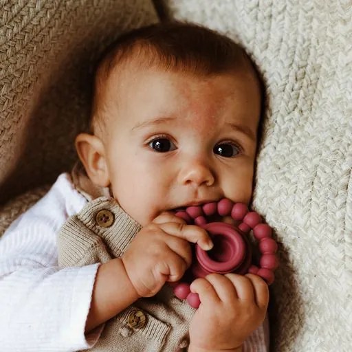 Skladacia pyramída s hryzadielkami, ružová