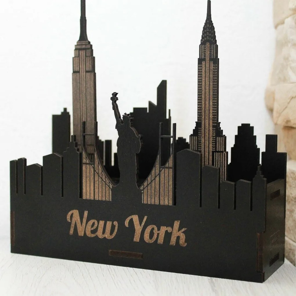 Drevený stojan na perá - New York | DUBLEZ