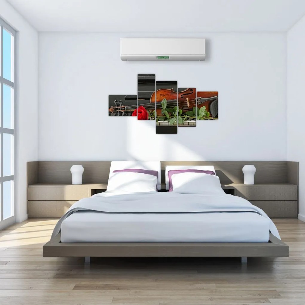 Obraz husle a ruže na klavíri