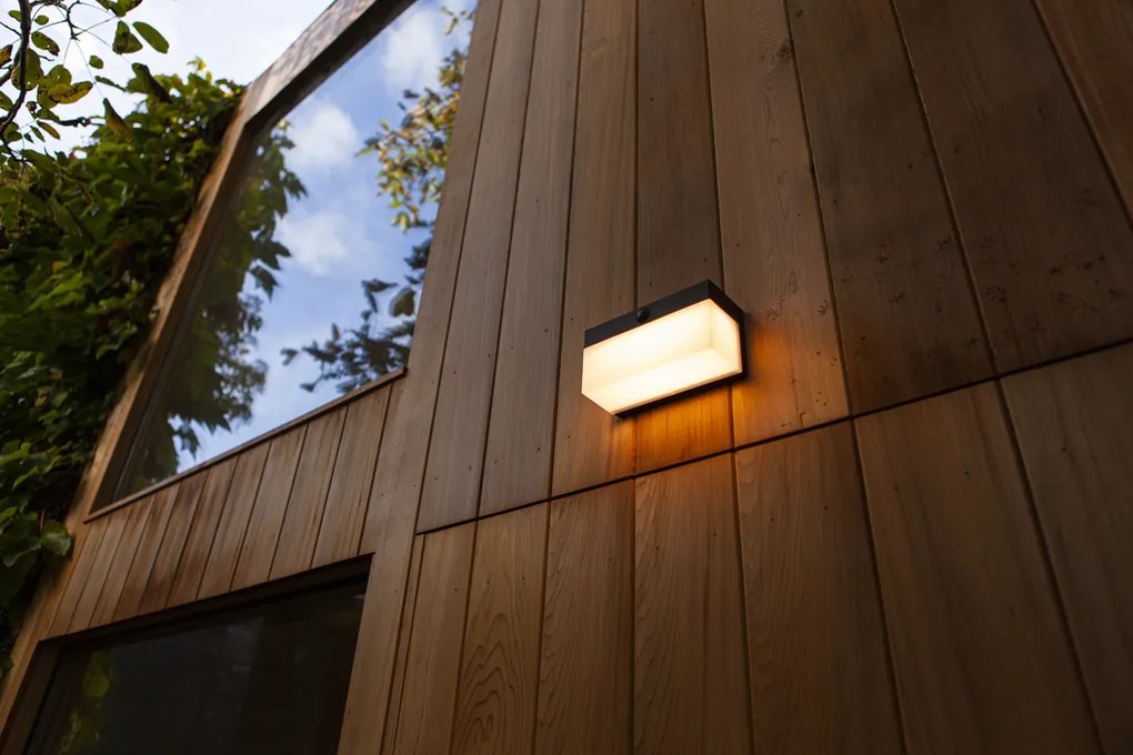 LUTEC Vonkajšie nástenné stmievateľné solárne inteligentné LED svetlo so senzorom FRAN, 9,7 W, štvorcové,