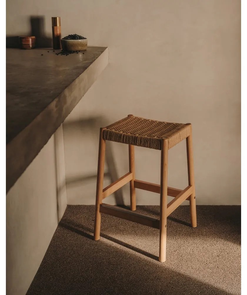 Hnedé/v prírodnej farbe barové stoličky v súprave 2 ks z dubového dreva (výška sedadla 66 cm) Yalia – Kave Home