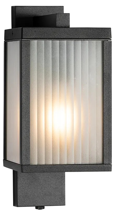 Vonkajšia nástenná lampa čierna s rebrovaným sklom a senzorom súmraku - Charlois