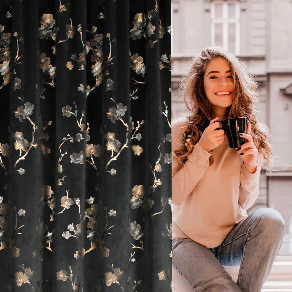 ZATEMŇOVACÍ ZÁVES NA PÁSKE SELENA 140X270 CM VZOROVANÁ