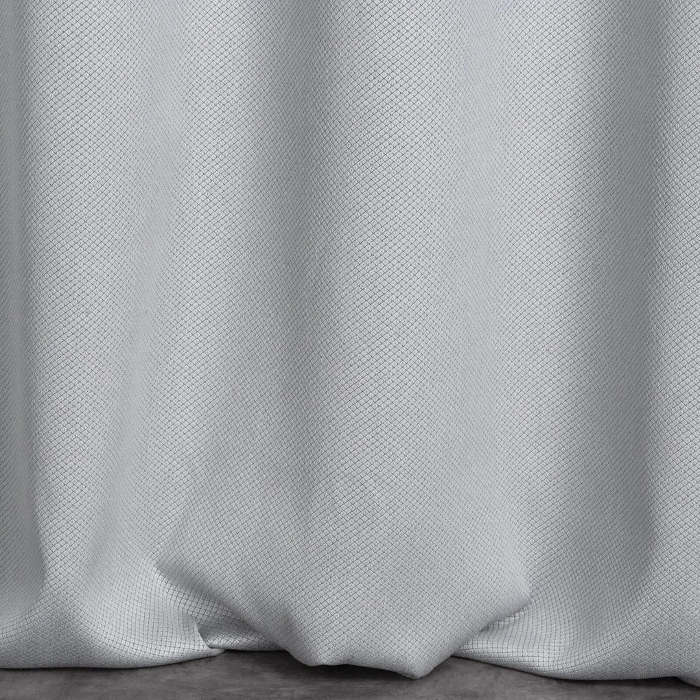 ZATEMŇOVACÍ ZÁVES NA KRÚŽKOCH AMARO 135X250 CM STRIEBORNÁ