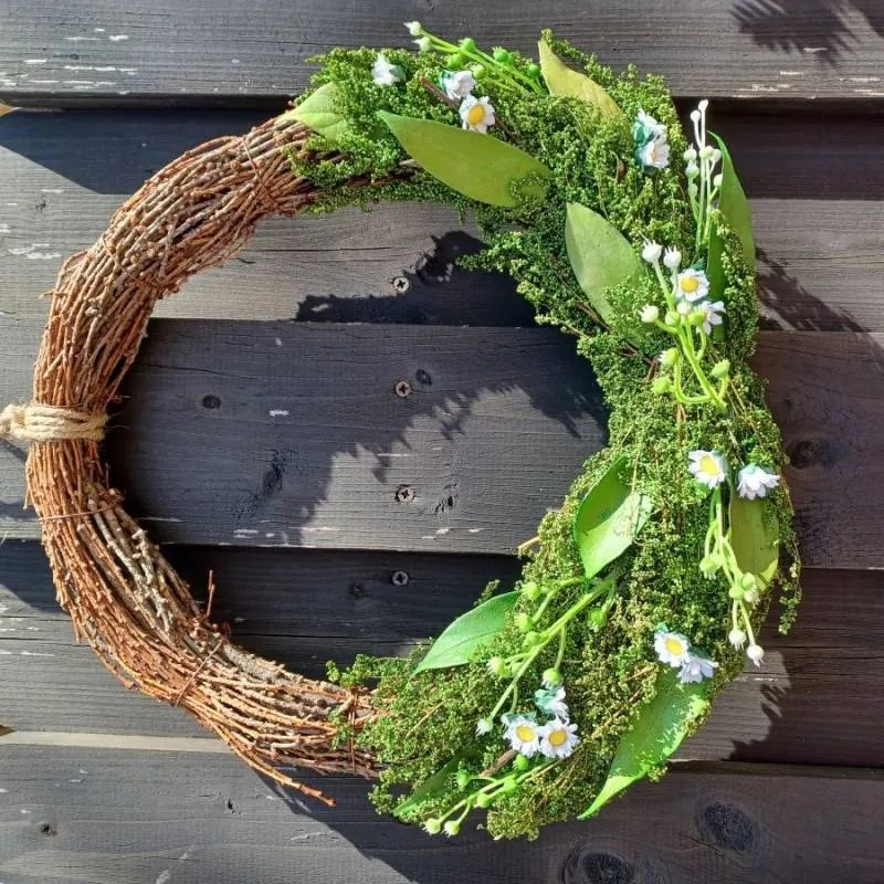 DECOLED Veľkonočný veniec, 34 x 31 x 8 cm, prútie a zelené vetvičky s malými kvetmi