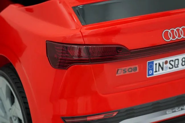 Elektrické autíčko Audi SQ8 červené / sivé