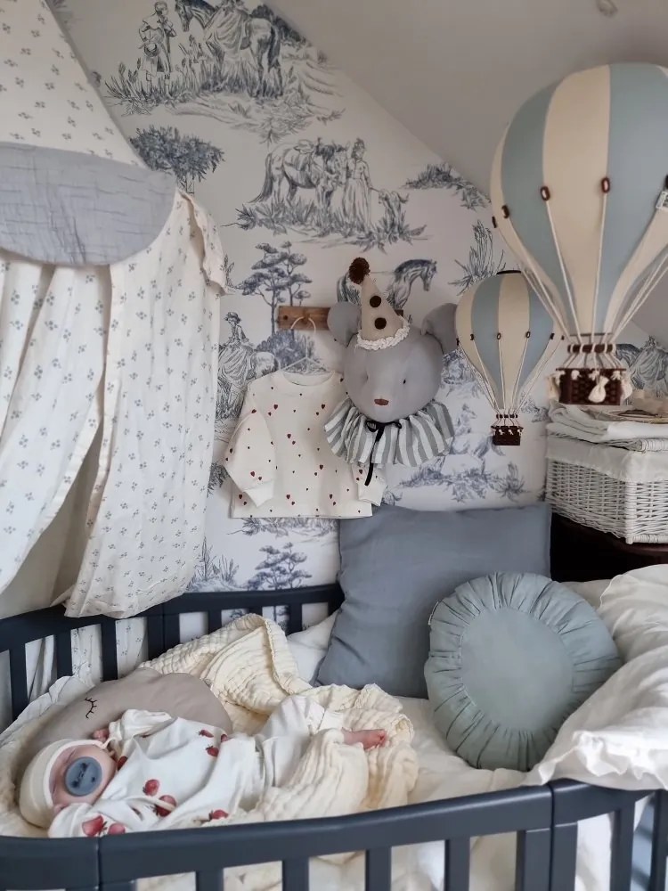 Dekoračný lietajúci balón svetlo modrá/krémová – dekorácia do detskej izby M-33cm x 20cm