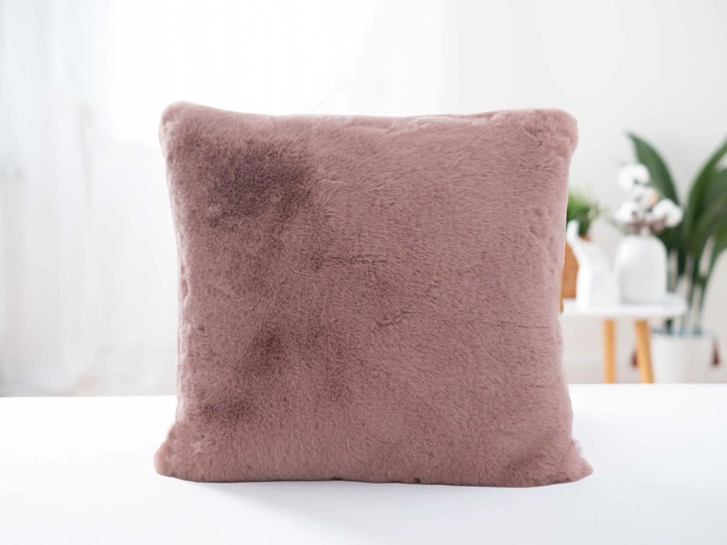 Obliečka z umelej kožušiny 45 × 45 cm – pudrová