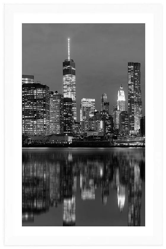 Plagát s paspartou odraz Manhattanu vo vode v čiernobielom prevedení - 30x45 silver