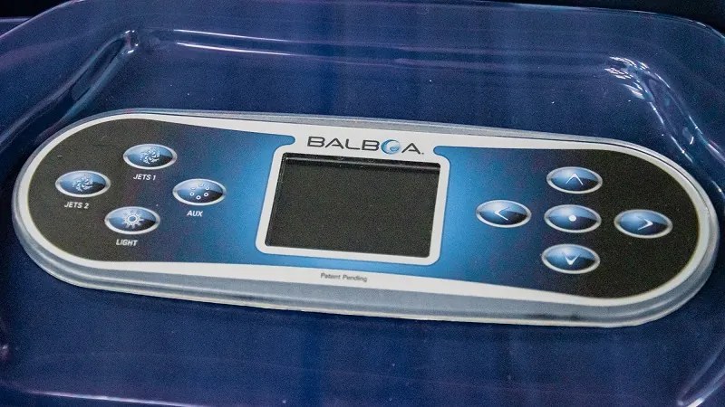 Akrylátová vírivka Everest - vystavený model, farba akrylu mramorovo-modrá, farba bočnice hnědá