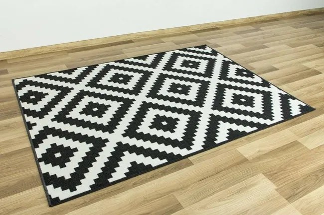 Protišmykový koberec Romby čierny