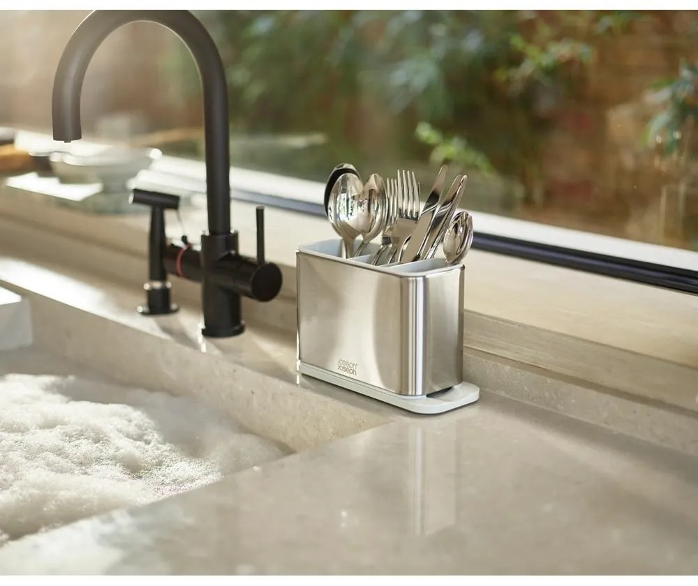 Kovový odkvapkávač na príbory v striebornej farbe Surface – Joseph Joseph