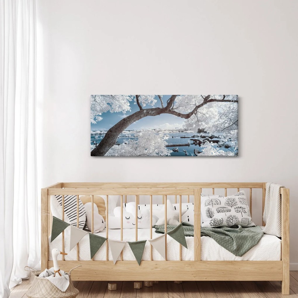 Obraz zasneženého stromu pri vode (120x50 cm)