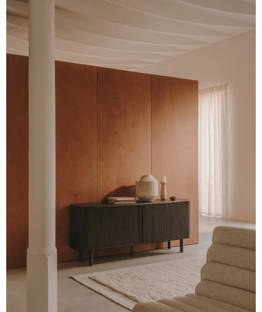 Tmavohnedá nízka komoda v dekore jaseňa s posuvnými dverami 180x75 cm Mailen – Kave Home