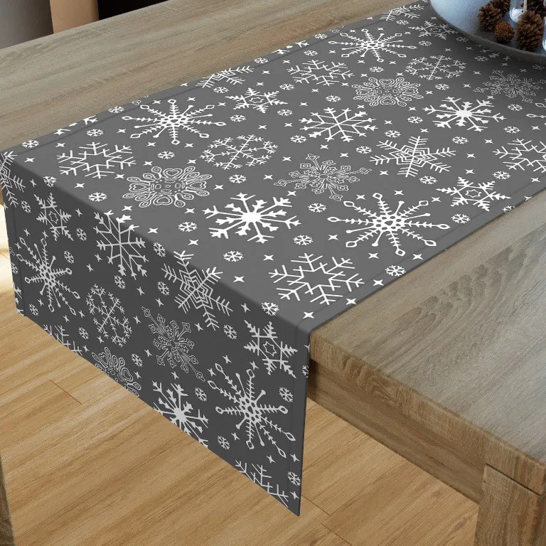 Goldea vianočný bavlnený behúň na stôl - vzor snehové vločky na sivom 20x140 cm