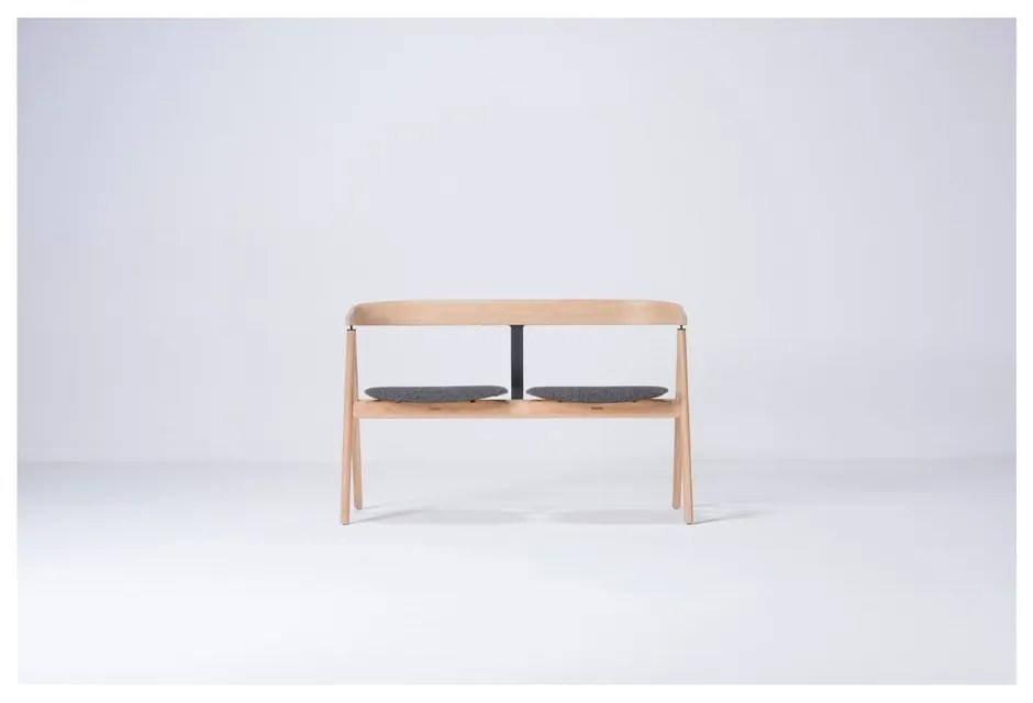 Lavica z dubového dreva so sivým sedadlom Gazzda Ava