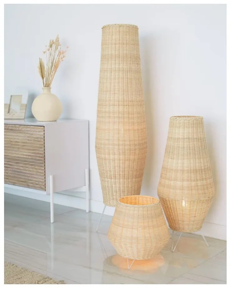 V prírodnej farbe ratanová stojacia lampa s ratanovým tienidlom (výška 120 cm) Kamaria – Kave Home