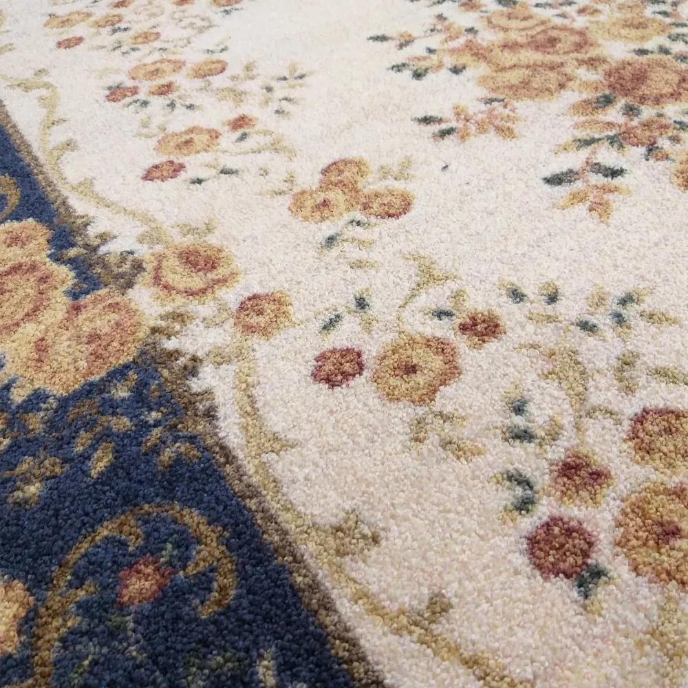 Kvalitný krémovo modrý koberec s motívom kvetov