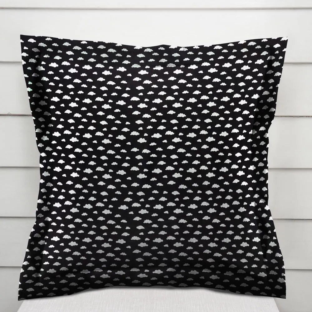 Biante Detská bavlnená obliečka na vankúš s lemom Sandra SA-306 Biele obláčiky na čiernom 30 x 50 cm