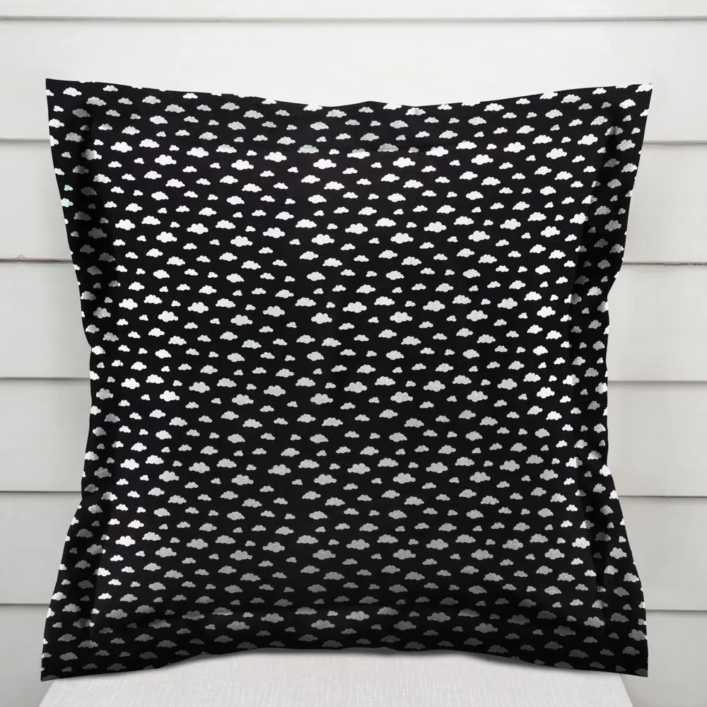Biante Detská bavlnená obliečka na vankúš s lemom Sandra SA-306 Biele obláčiky na čiernom 50 x 60 cm