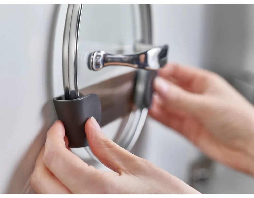 Plastové držiaky na pokrievky v súprave 4 ks bez vŕtania CupboardStore – Joseph Joseph