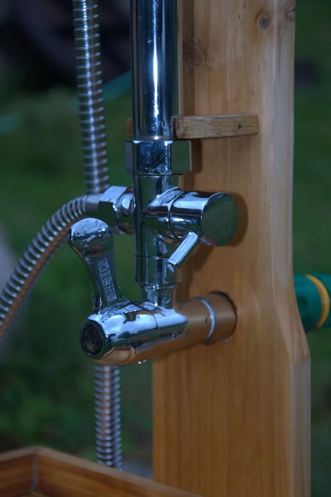 Drevená záhradná sprcha