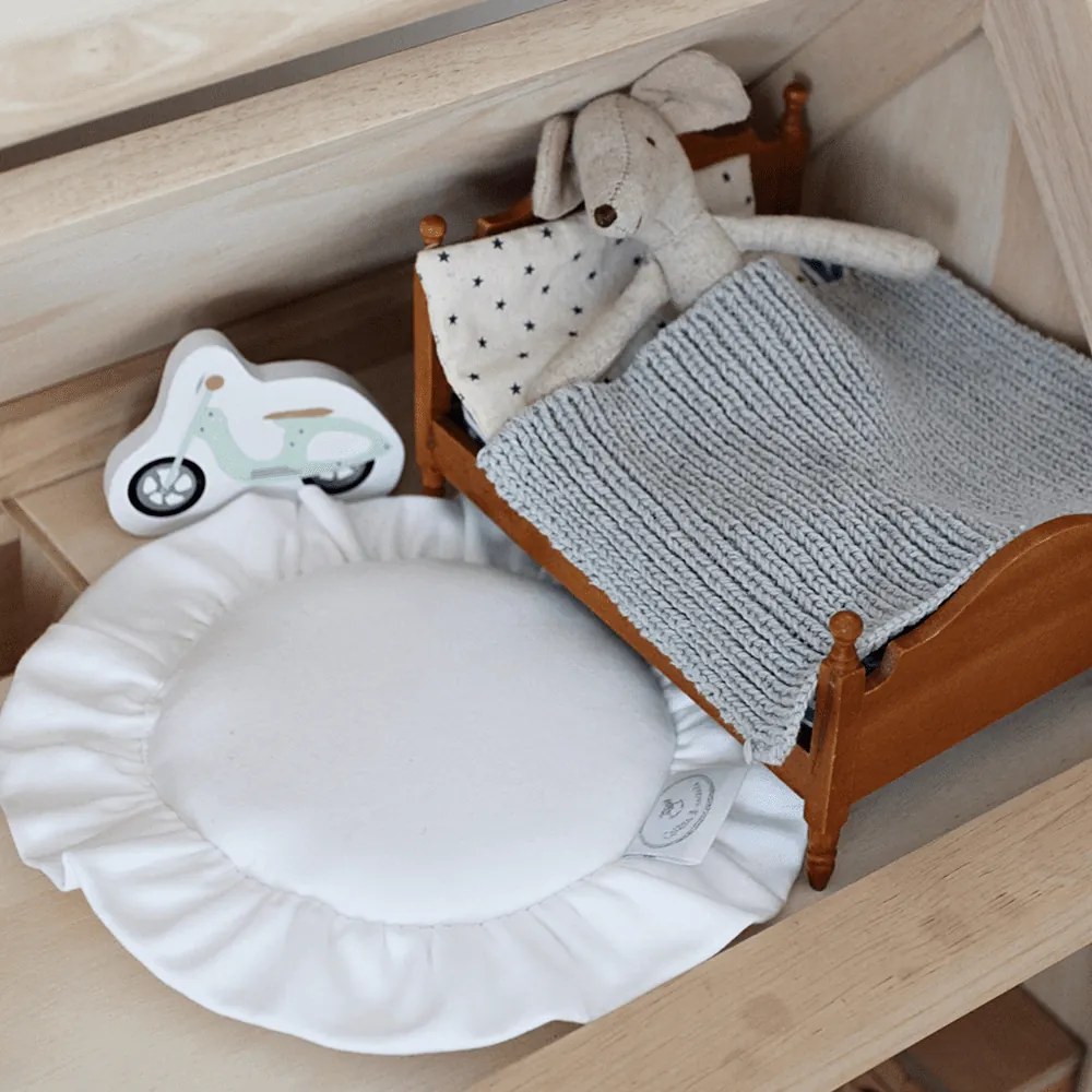 Mini podložka s volánom biela