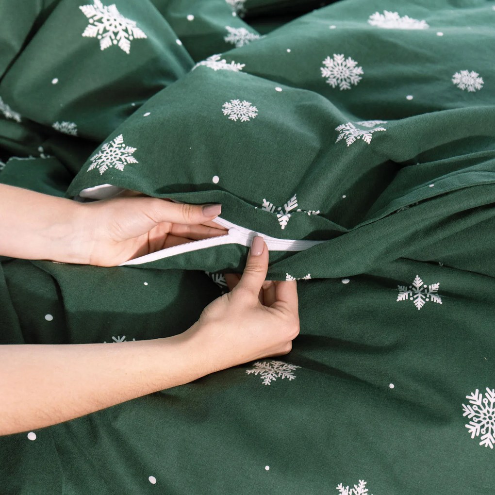 Goldea flanelové posteľné obliečky - snehové vločky na zelenej 140 x 200 a 70 x 90 cm