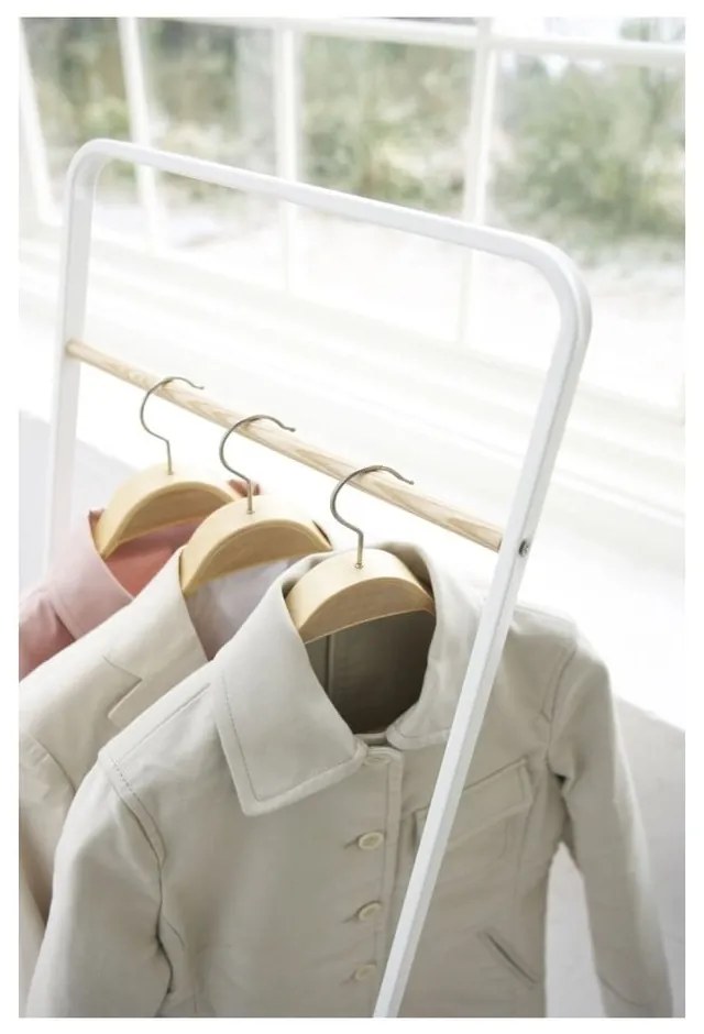 Biely kovový stojan na oblečenie Tower – YAMAZAKI