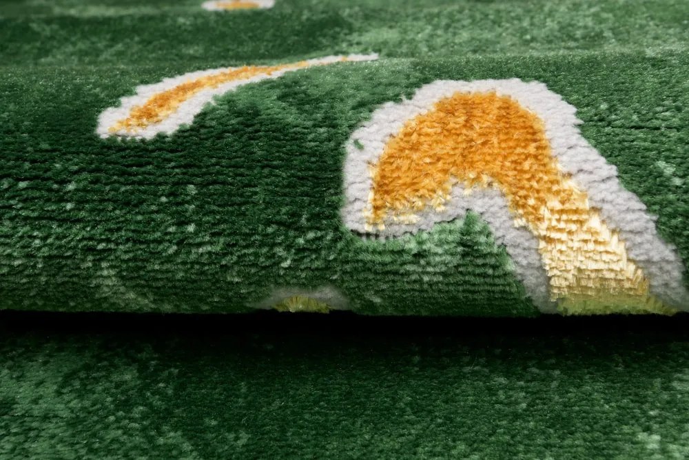Moderný zelený koberec s originálnym zlatým vzorom Šírka: 80 cm | Dĺžka: 150 cm