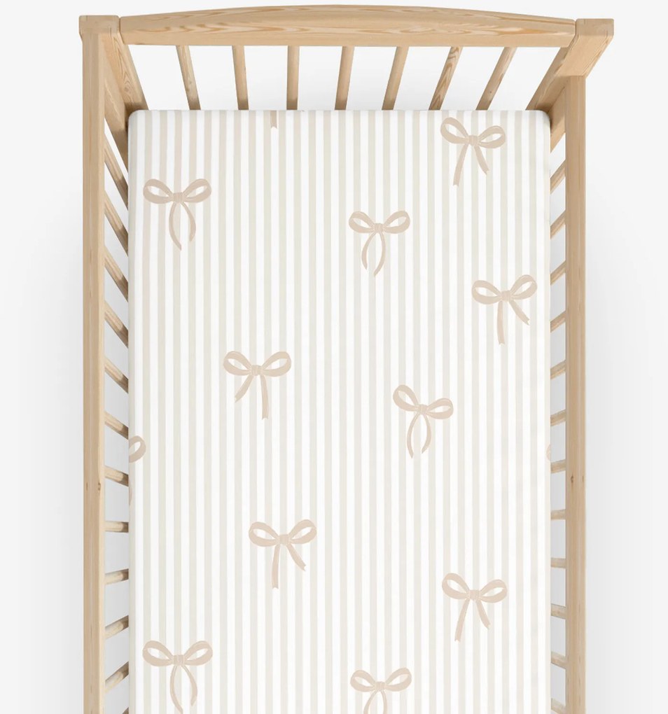Goldea bavlnená napínacia plachta do detskej postieľky - latte mašličky s prúžkami 70 x 140 cm