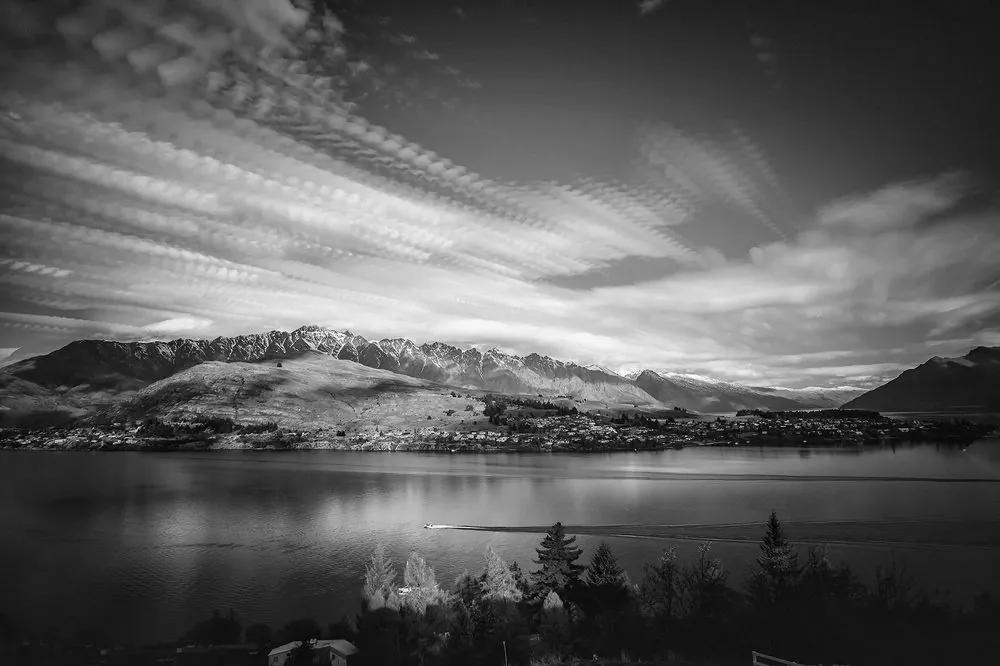Fototapeta podvečerné čiernobiele jazero - 300x200