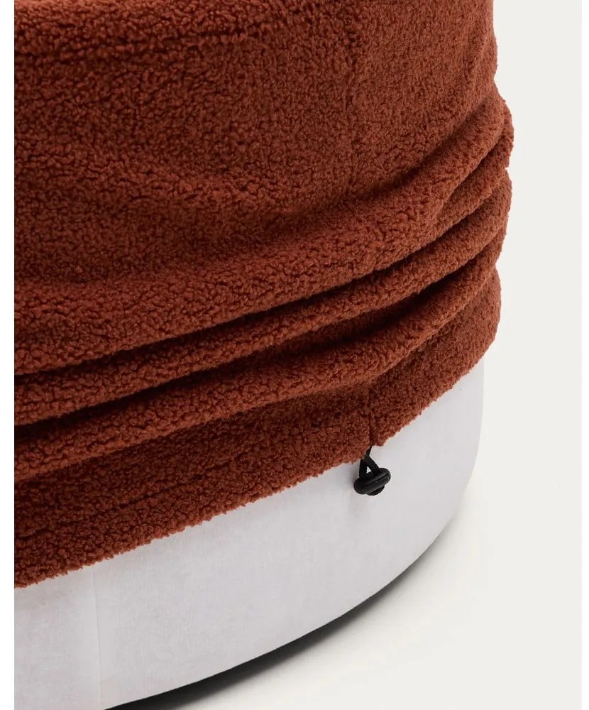 Taburet v terakotovej farbe z textílie buklé Kaeli – Kave Home