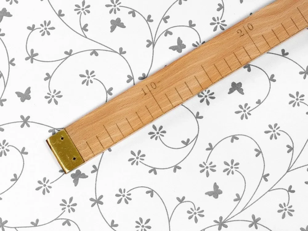 Biante Bavlnená obliečka na vankúš Sandra SA-049 Drobné sivé kvietky a motýliky na bielom 30 x 50 cm
