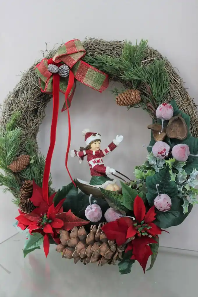 Červený vianočný veniec na dvere s figúrkou 42 cm | BIANO
