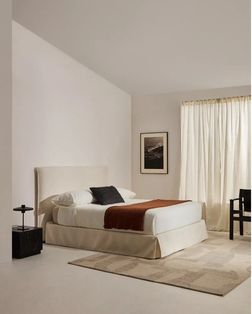 Biela čalúnená dvojlôžková posteľ 180x200 cm Jaira – Kave Home