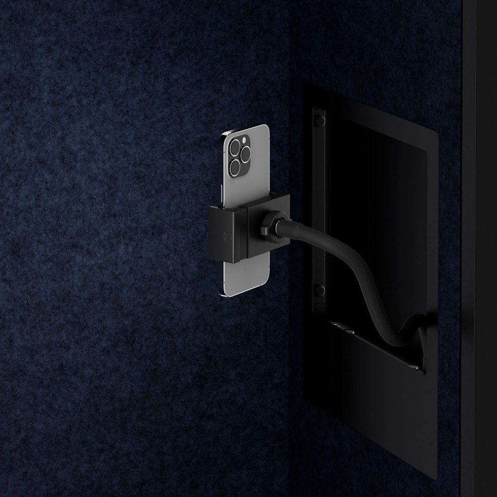 Kancelárska akustická kabína so sedadlom a portom USB-C, telo v čierny / sedák tmavomodrá v zelenej farbe, 600 mm: SALLY MentalBox