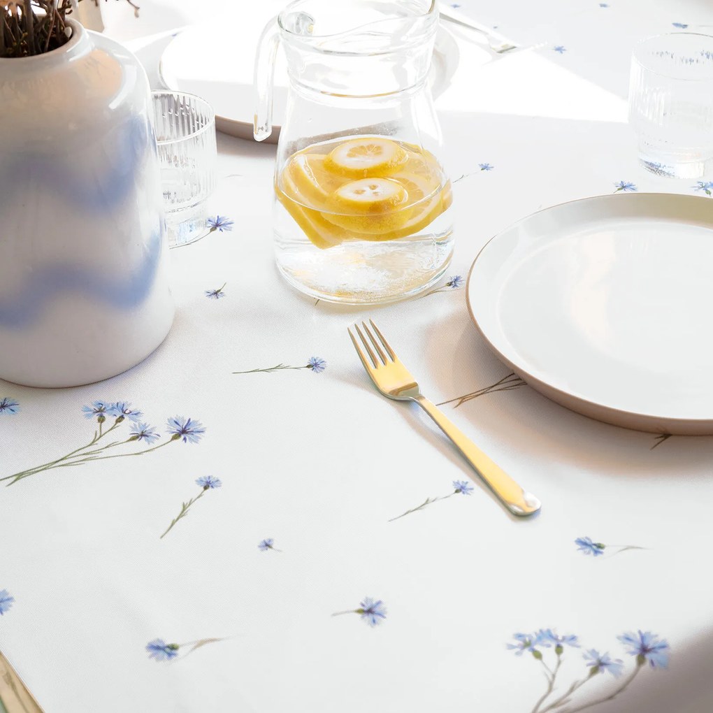 Goldea hranatý teflónový obrus - modré nevädze 100 x 140 cm