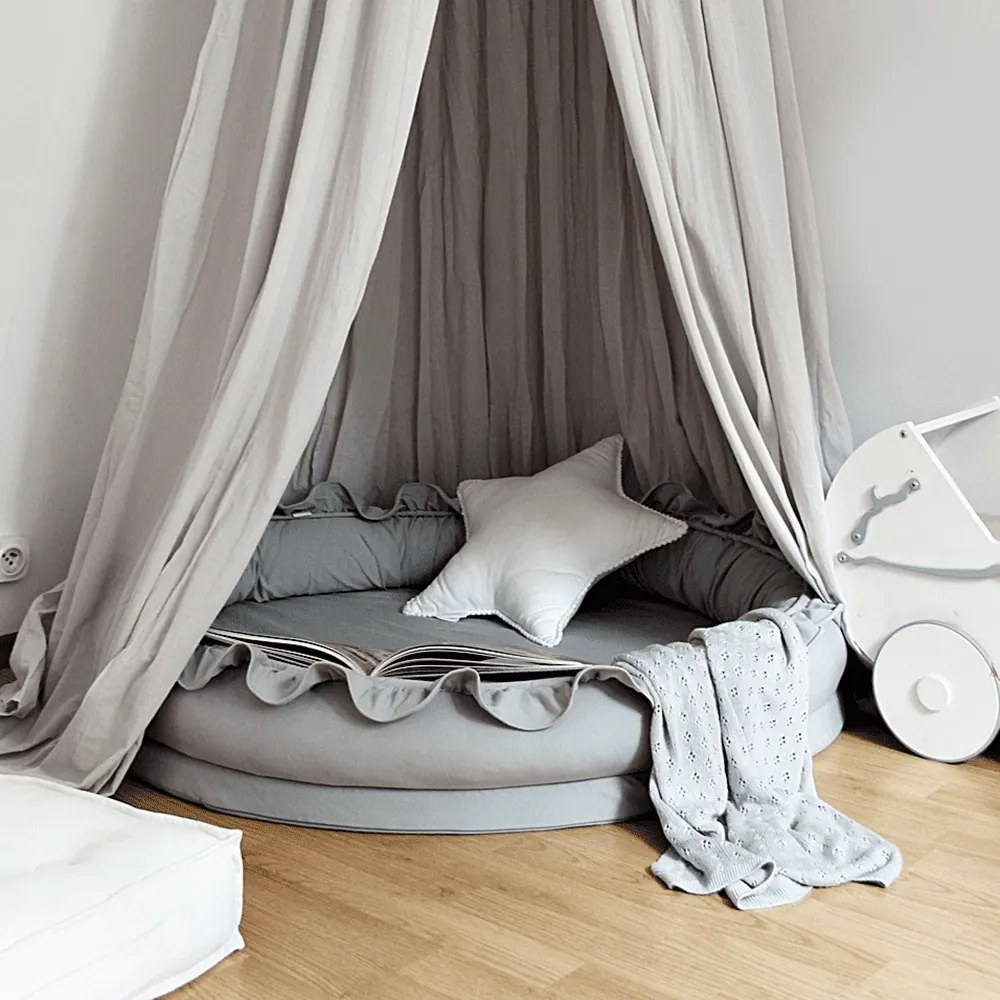 Hniezdo pre deti s volánom šedá