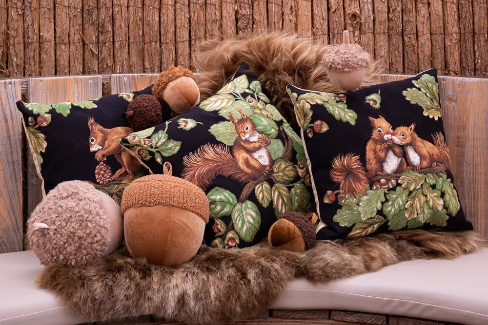 Gobelínový vankúš s veveričkou a žaluďmi Gobelin acorn - 45*45*16cm